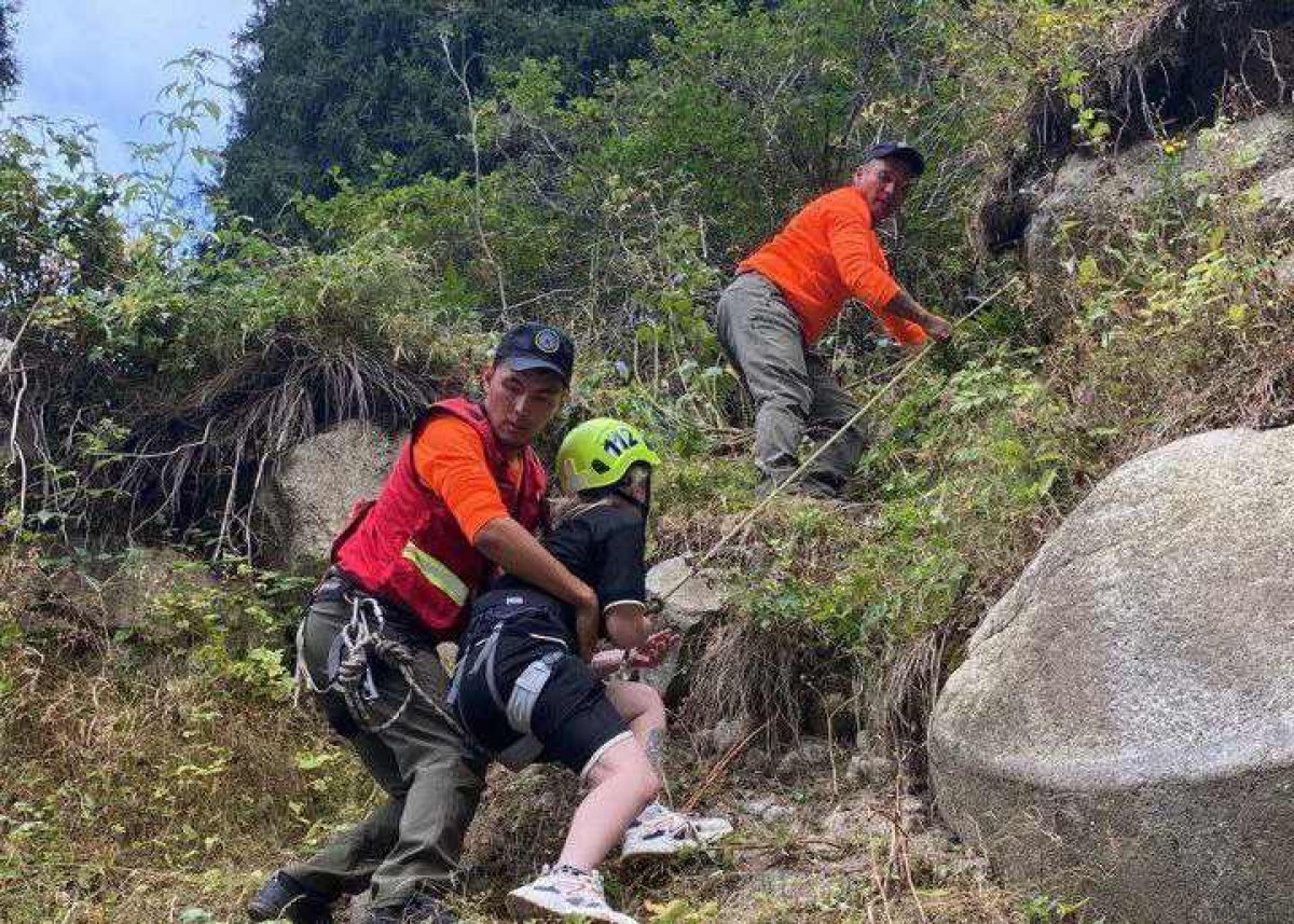 Девушка сорвалась в обрыв в горах Алматы