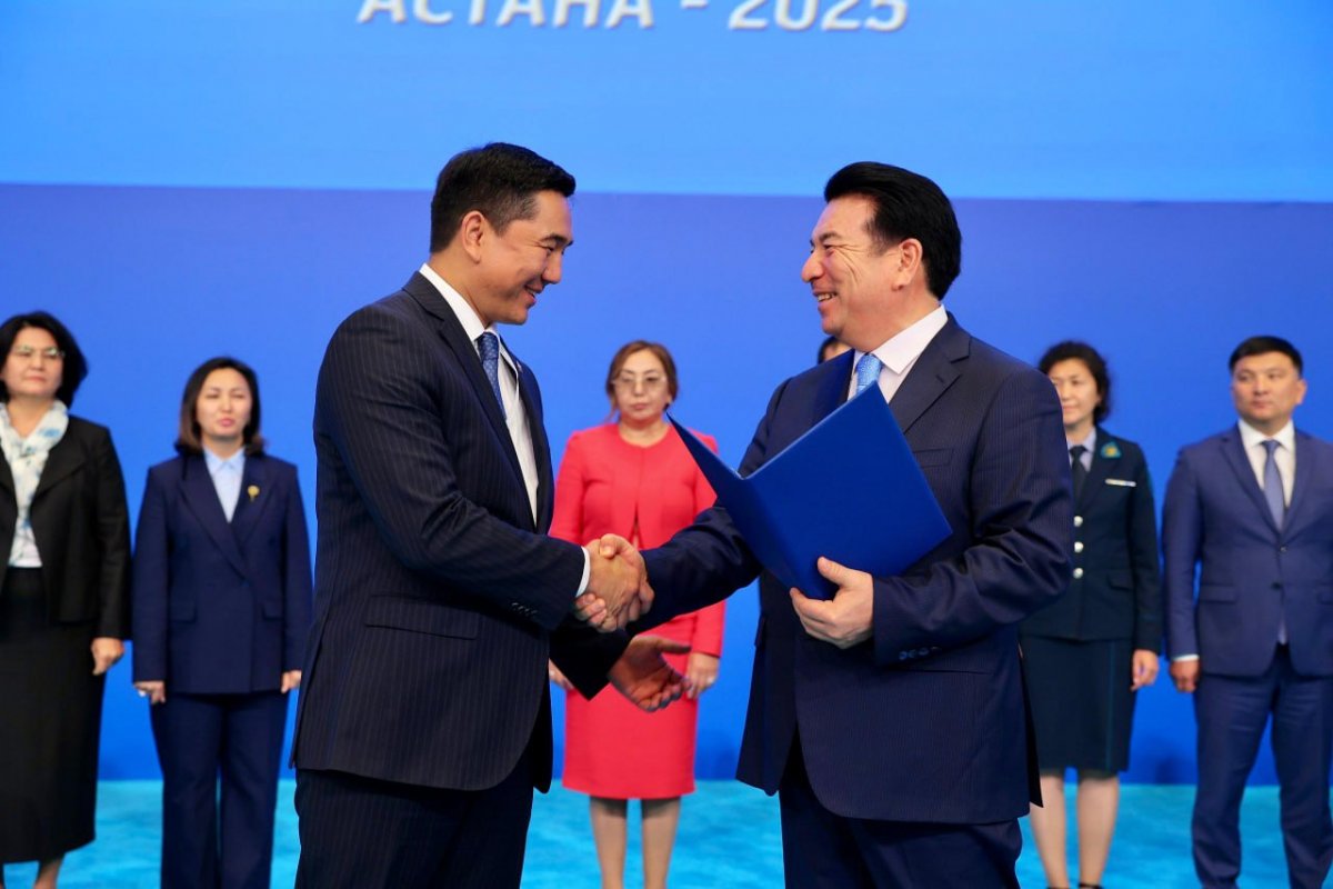 Впервые на августовской конференции педагогов наградили представителей рабочих профессий