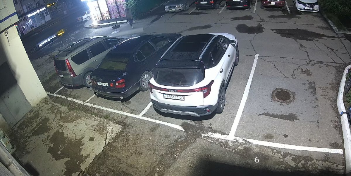 Мужчина снес шлагбаум во дворе жилого дома в Астане (ВИДЕО)