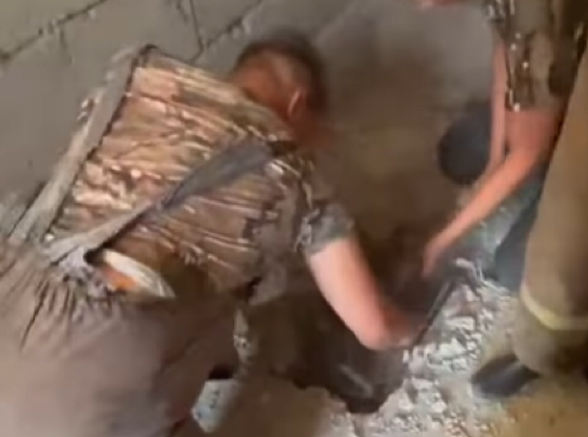 Годовалого малыша извлекли из уличного туалета в Туркестане (ВИДЕО)