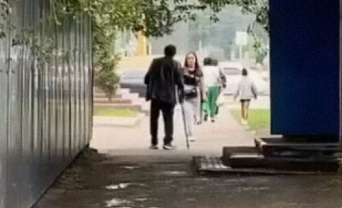 Мужчина приставал к девушкам на улице в Семее