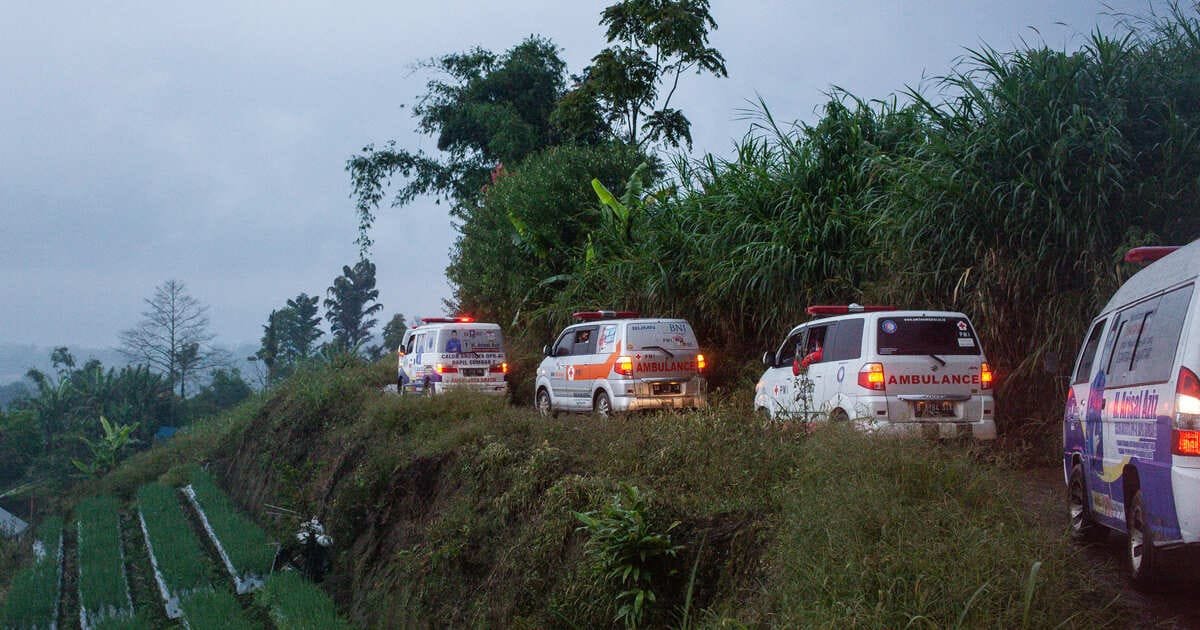 Сильное землетрясение пережили жители Индонезии