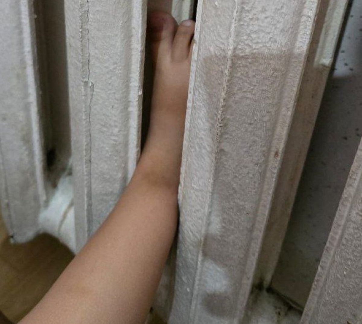 Трехлетний малыш стал заложником радиатора отопления в Астане (ВИДЕО)