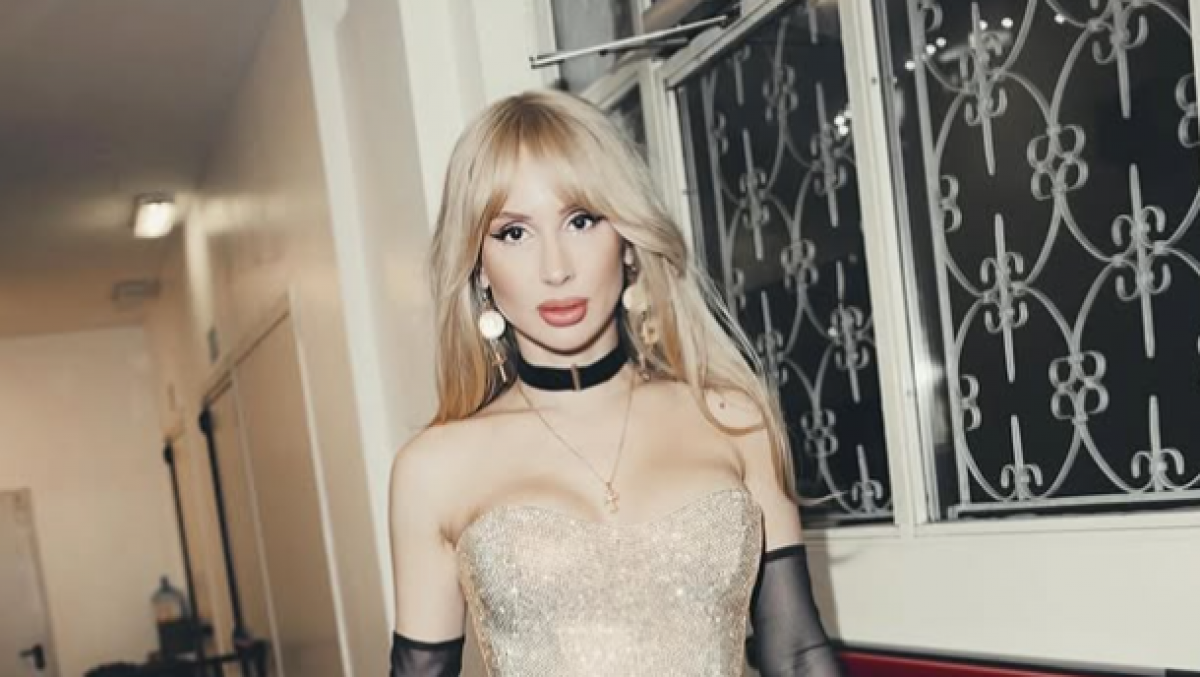 "Что за чудо?": Светлане Лободе сделали необычный подарок на концерте в Казахстане