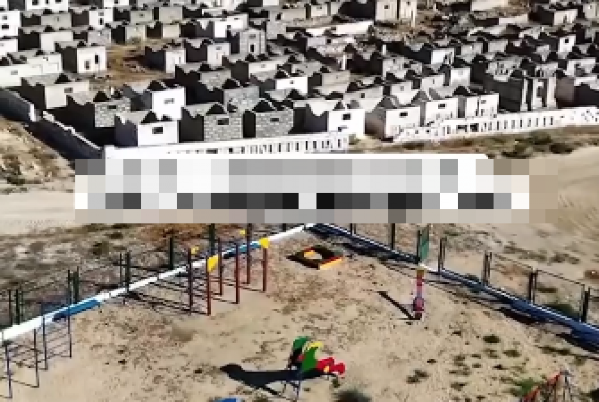 Детская площадка рядом с кладбищем в Мангистауской области шокировала Казнет