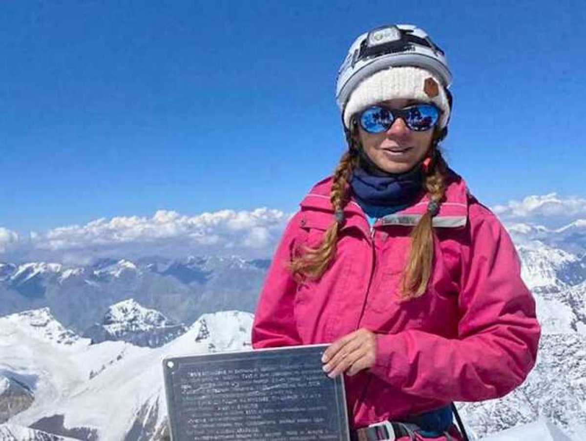 Альпинистка сломала ногу и уже неделю ждет помощи в горах Кыргызстана