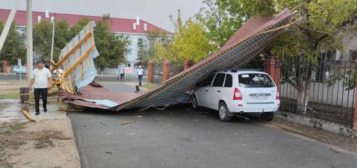 Последствия урагана устраняют в Атырауской области