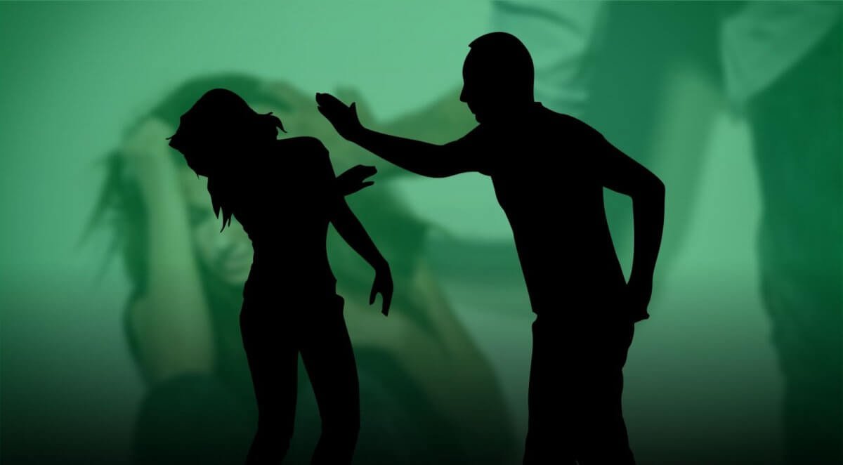 Мужчина бил женщину ногой по голове в ВКО