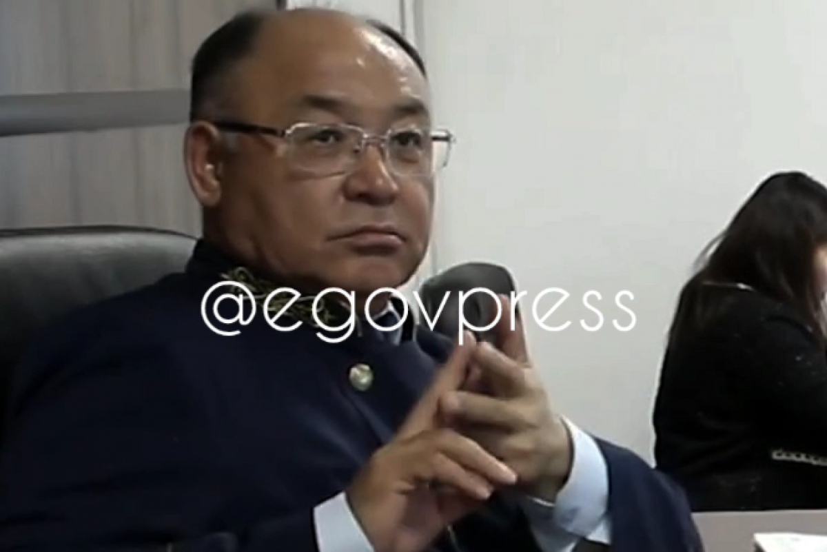 Странные жесты судьи на процессе попали на видео в Алматы