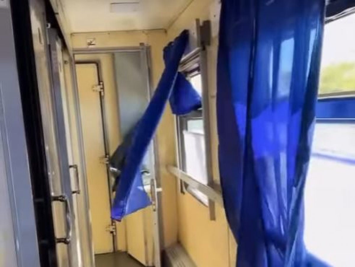 Вагон без окон и с разбитыми полками: пассажиры жалуются на поезд Мангистау – Актобе