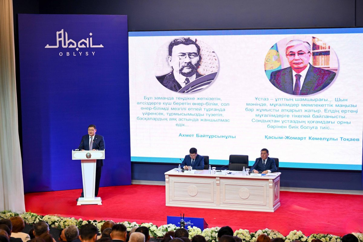 Аким области Абай выступил с докладом на августовской конференции педагогов