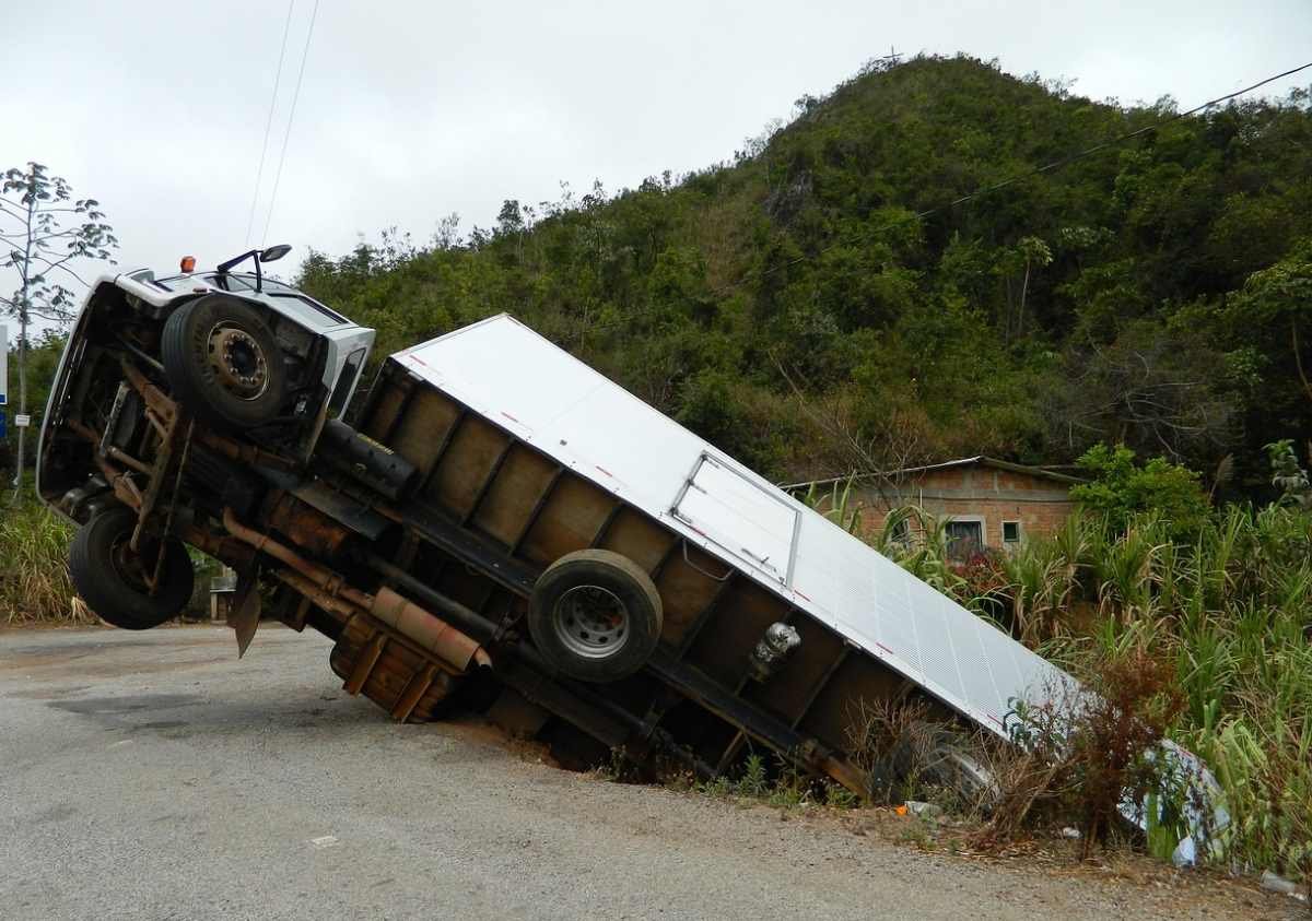 Фура перевернулась на трассе в Жетысу