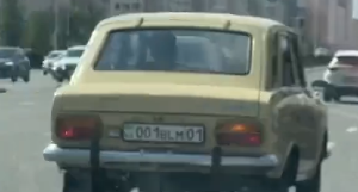 Советский автомобиль с дорогим номером замечен в Астане (ВИДЕО)