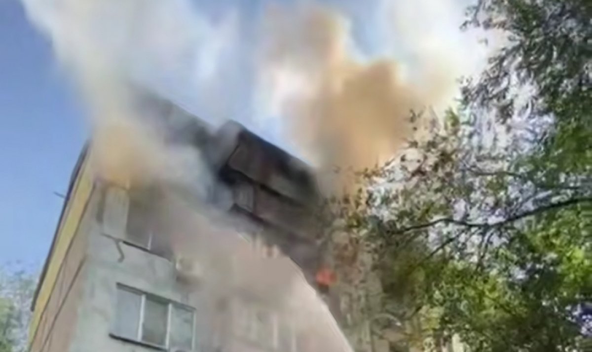 11 человек спасли во время пожара в Алматы