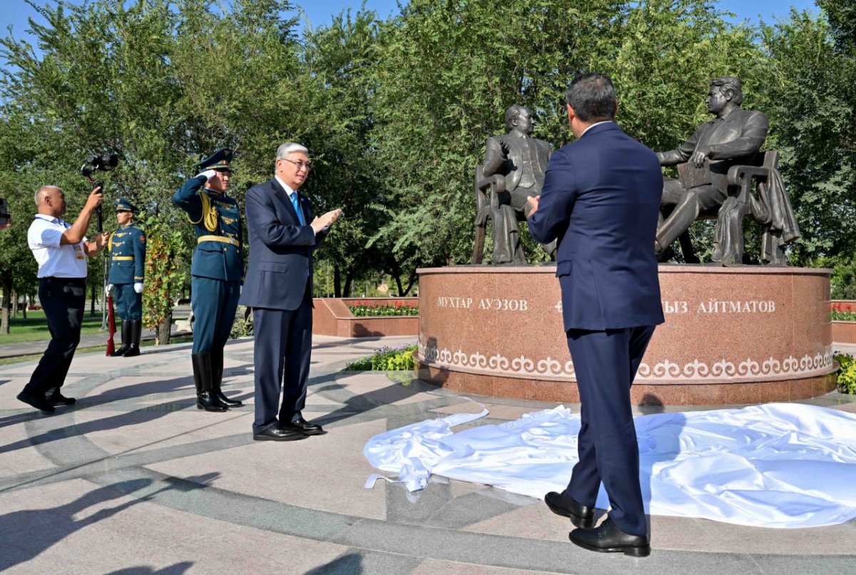 Токаев и Жапаров открыли памятник "Золотой мост дружбы"