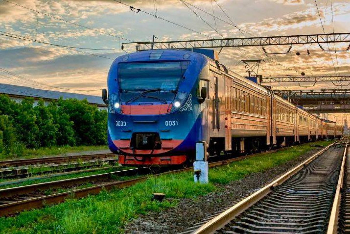 Поезд столкнулся с вагоном на путях в Казахстане: есть пострадавшие