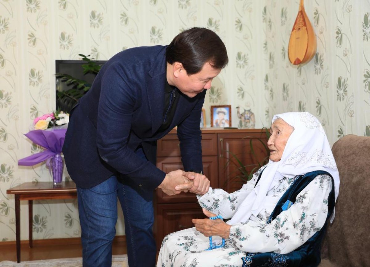 Аким Актюбинской области лично пришел в гости к 110-летней имениннице
