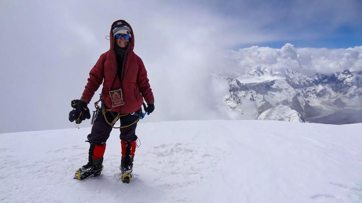 Последний шанс: к застрявшей на пике Победы российской альпинистке направят дрон