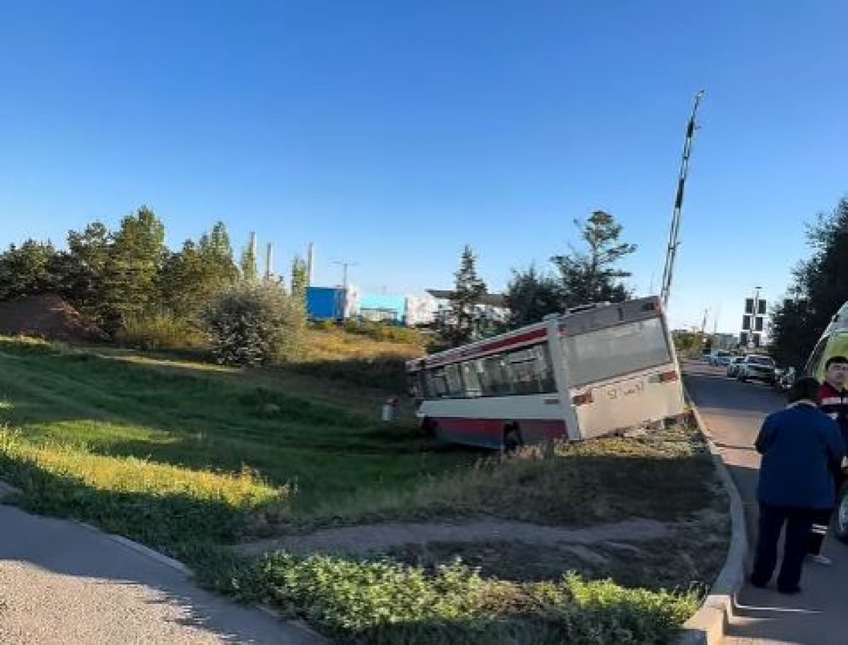 Автобус с пассажирами съехал в кювет в Астане (ВИДЕО)