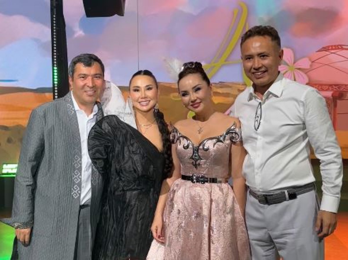 Әйелін достарына сатты