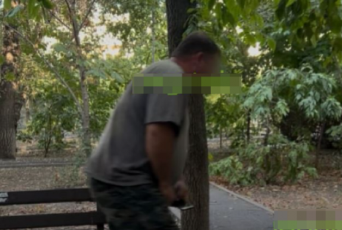 Мужчина мастурбировал напротив алматинки и снимал это на видео