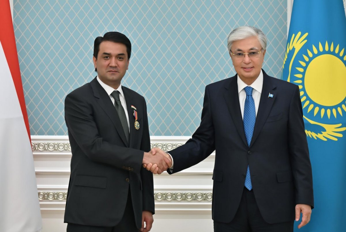 Президент Казахстана вручил орден “Достық” Рустами Эмомали