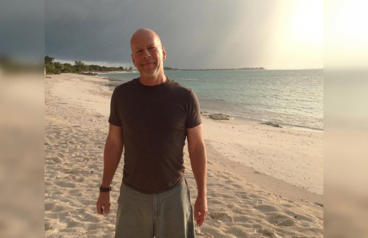 Брюса Уиллиса переселили в отдельный дом из-за болезни