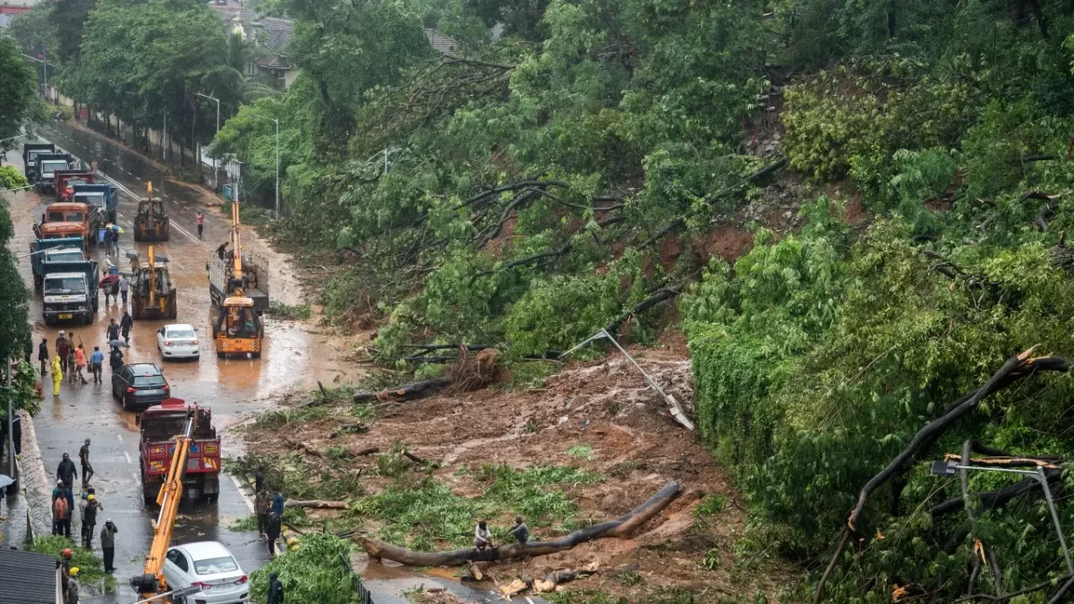 Смертельный оползень в Индии убил более 30 паломников