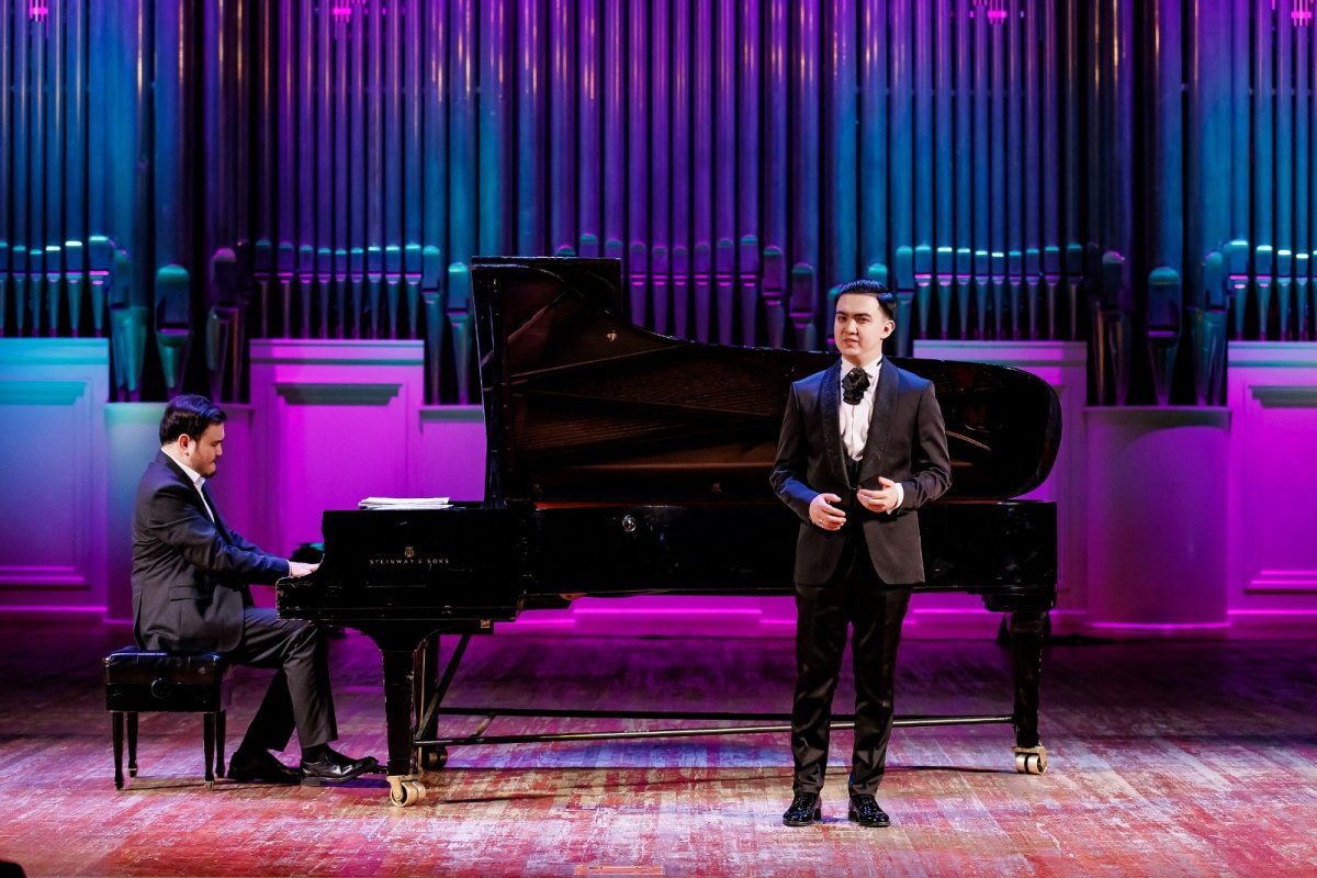 Принц из Казахстана: молодой тенор споет главную партию в опере Россини