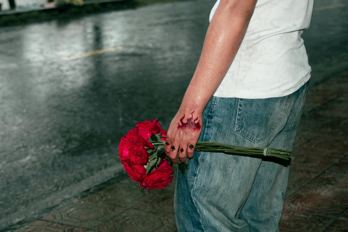 Мужчина проник в дом и взял кровь у спящей женщины в Китае