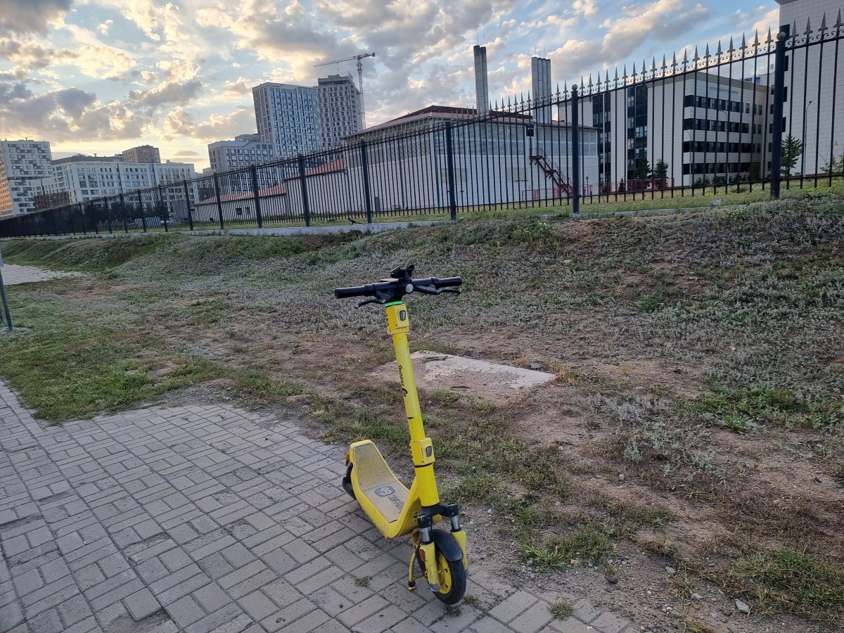 Подростки на электросамокате Яндекс сбили девочку в Алматы