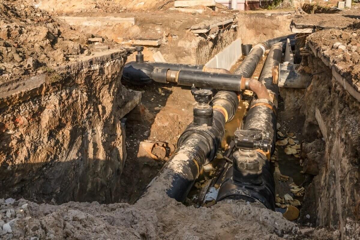 Теплотрассу прорвало в Уральске