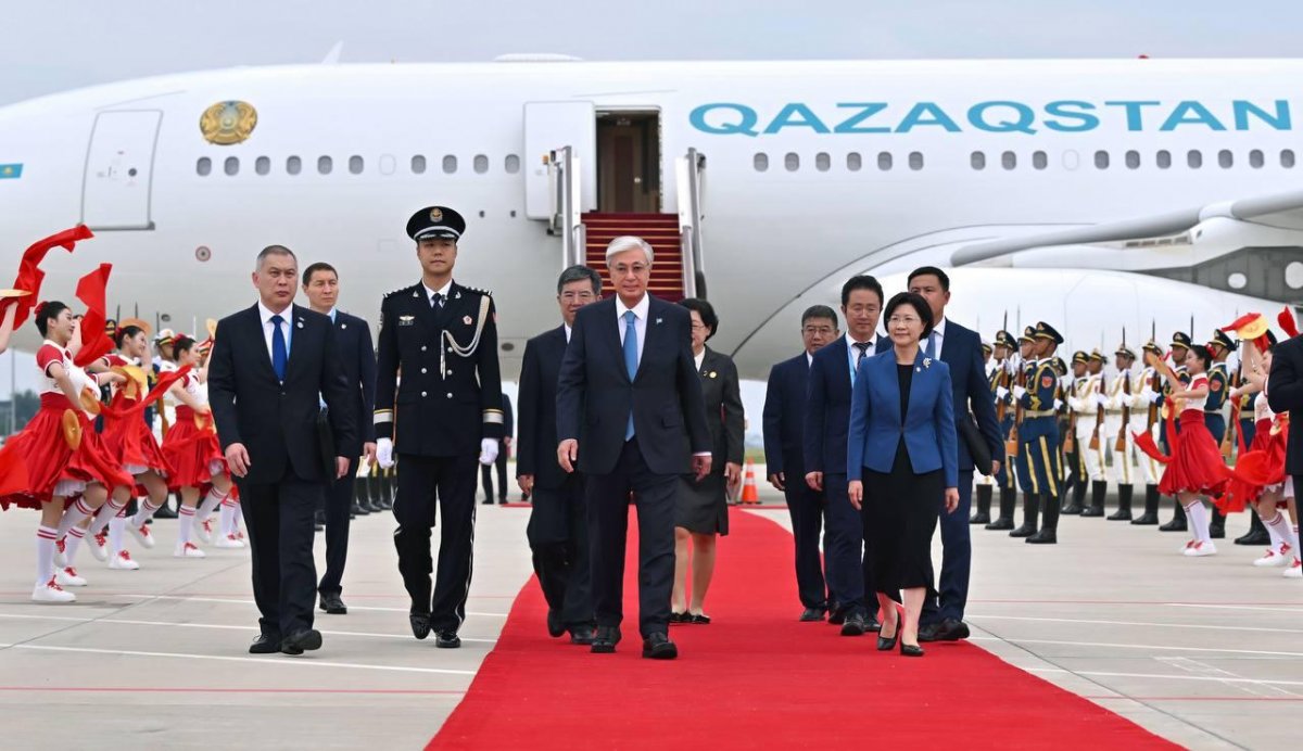 Токаев прибыл в Китай: в Тяньцзине стартуют переговоры с Си Цзиньпином