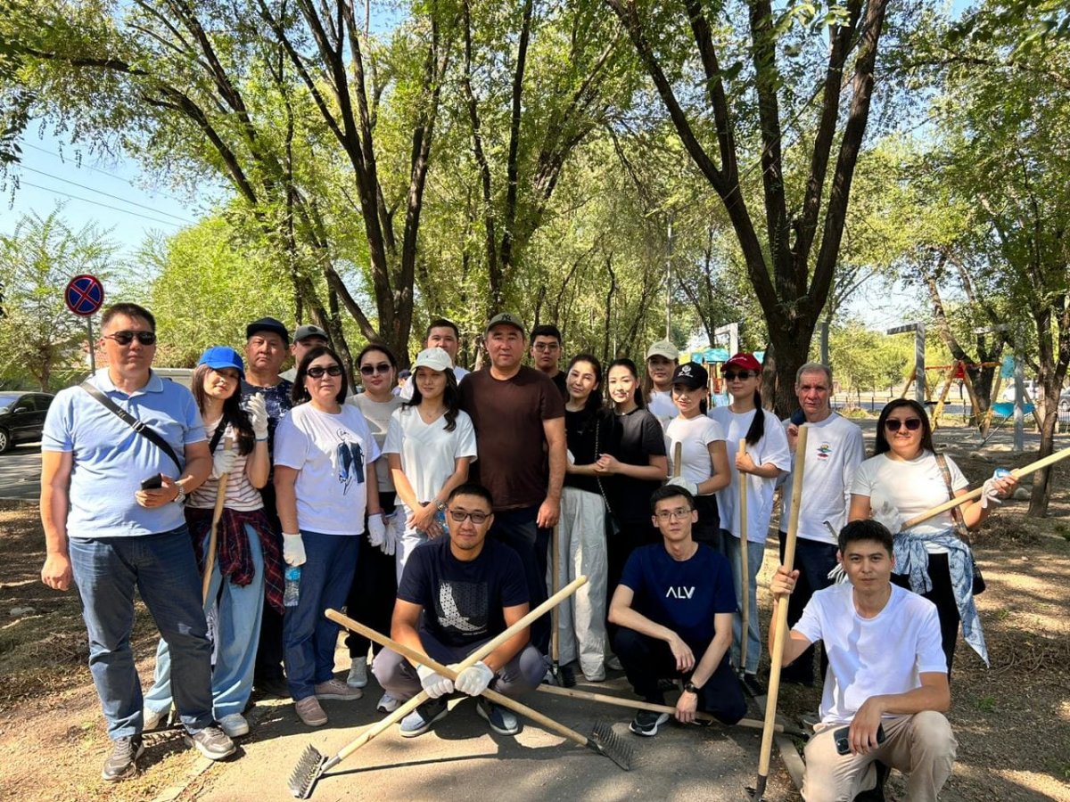 Алматы отметил 30-летие Конституции РК субботником