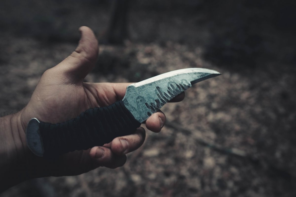 Женщина зарезала мужа, угрожавшего изнасиловать дочь