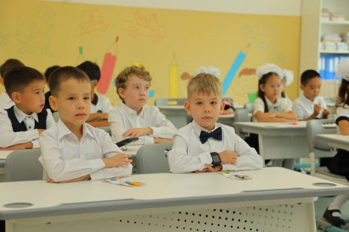 Новый учебный год в Казахстане: за парты сели более 4 млн школьников