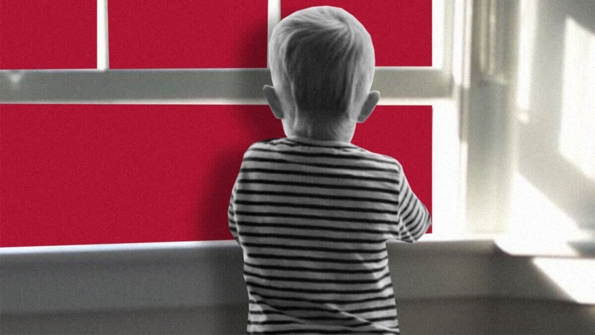 Ребенок выпал из окна и погиб в Карагандинской области