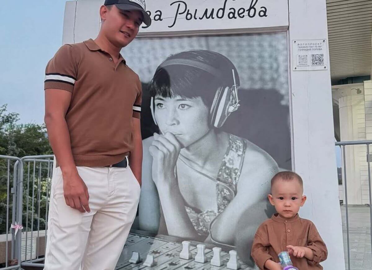 Али Окапов показал фото с сыном на фоне билборда с Рымбаевой