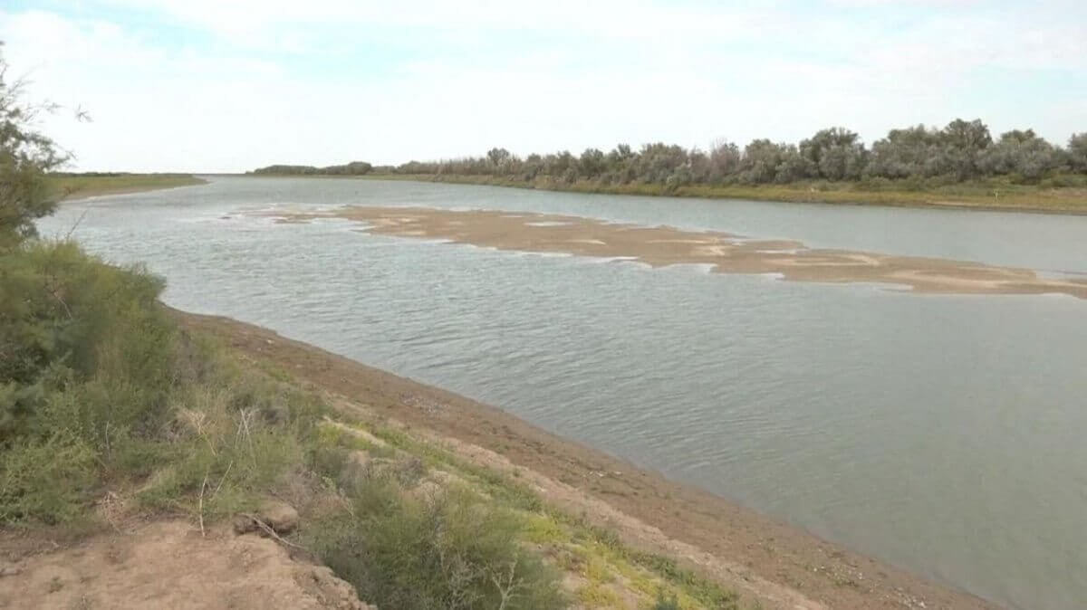 Цвет реки Жайык обеспокоил жителей Атырау (ВИДЕО)