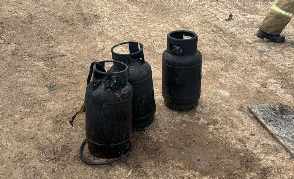 Столичные огнеборцы вынесли 3 газовых баллона при пожаре