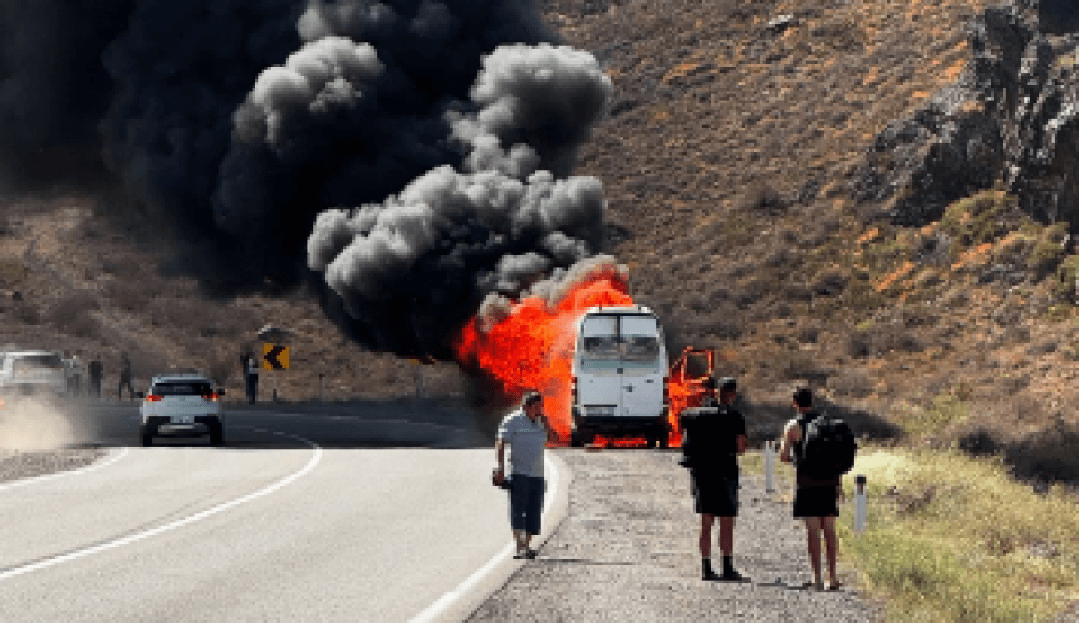 Иностранцы едва не сгорели в машине таксиста во время путешествия в Казахстане