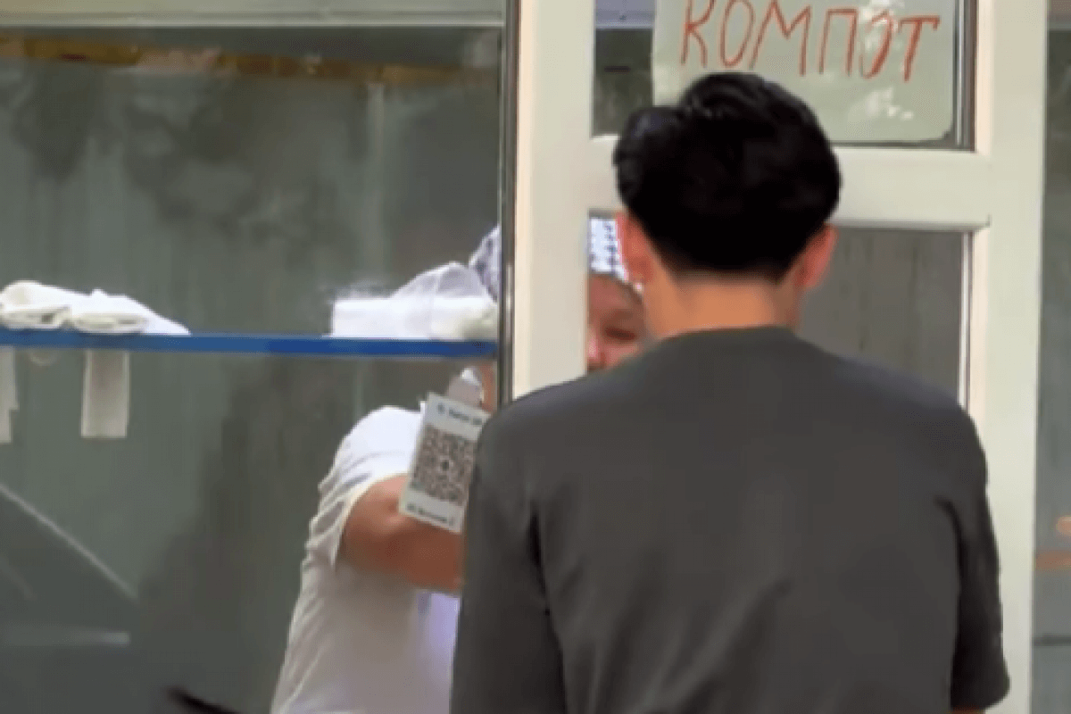 Казахстанка накормила "голодного студента" и получила щедрое предложение