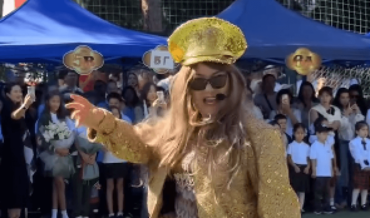 Учительница в образе Дженнифер Лопес произвела фурор в Алматы