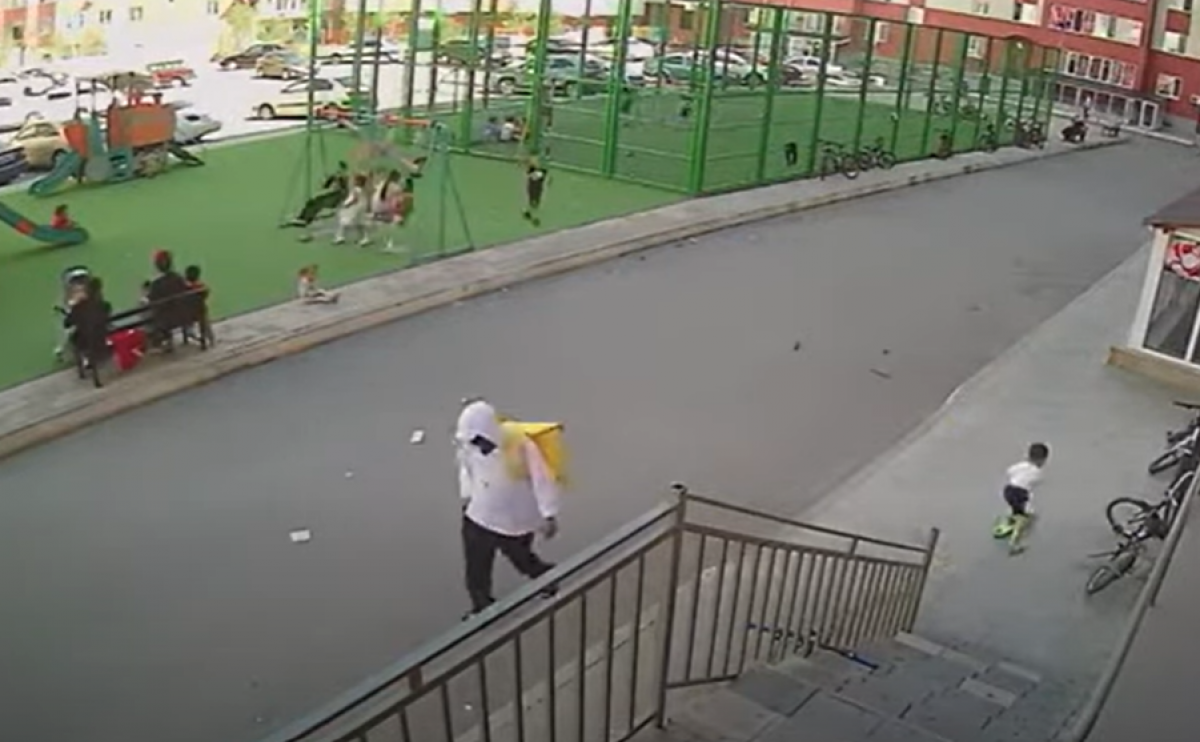 Курьер вынес из квартиры имущество на 1,5 млн тенге в Астане (ВИДЕО)