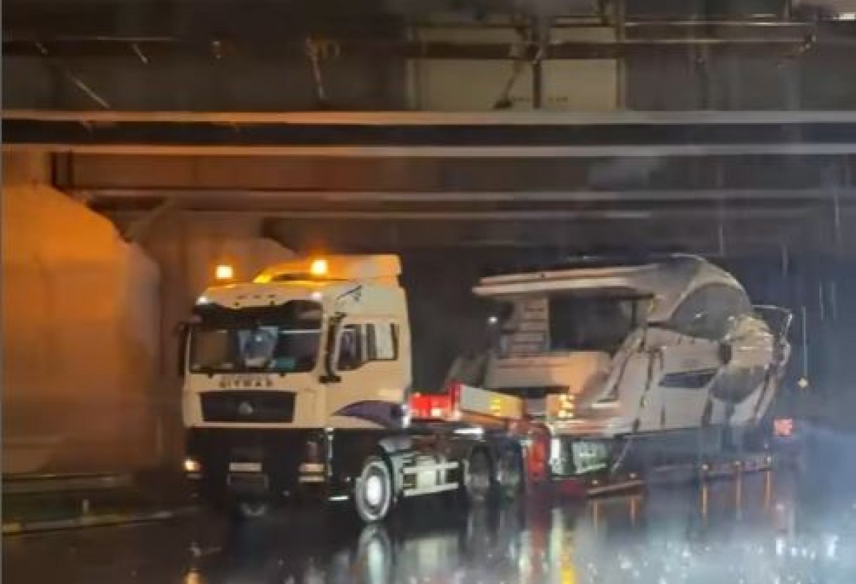 Грузовик с катером застрял под мостом в области Абай (ВИДЕО)