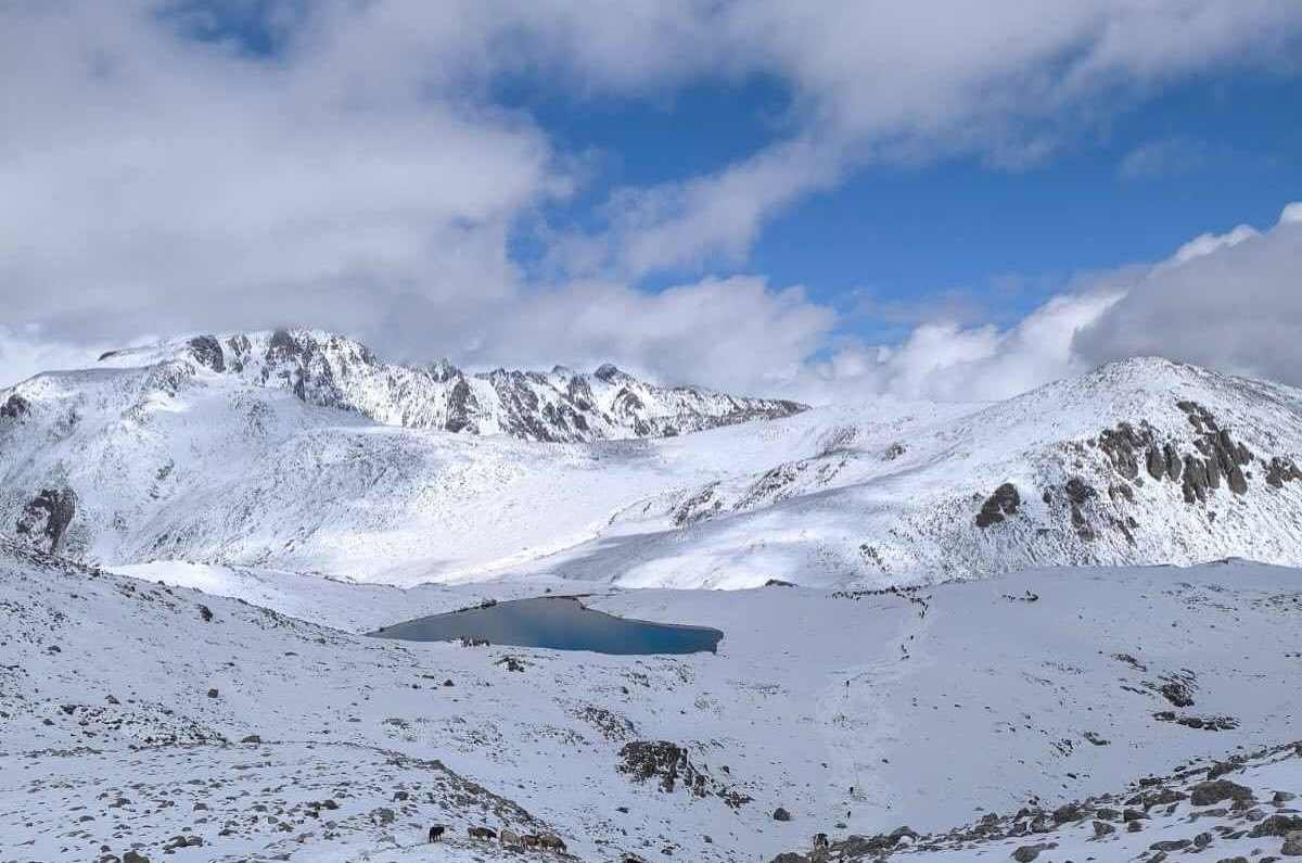 Снимками заснеженных гор поделился нацпарк ВКО