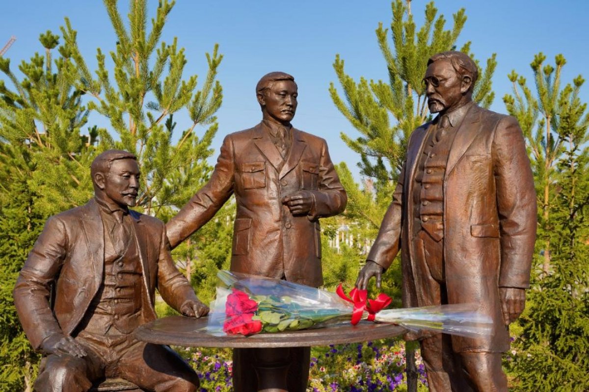 Церемония возложения цветов к памятнику деятелям Алаш состоялась в Астане