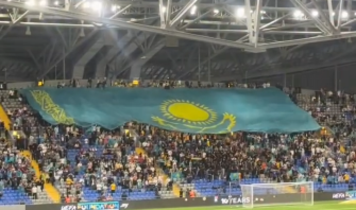 Болельщики Казахстана на матче с Уэльсом развернули флаг размером 1000 кв. м