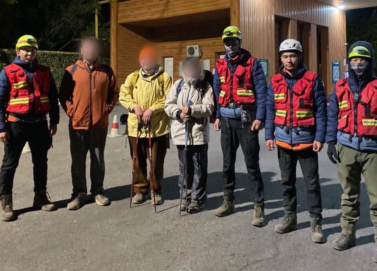 В горах Алматы спасатели помогли застрявшим туристам