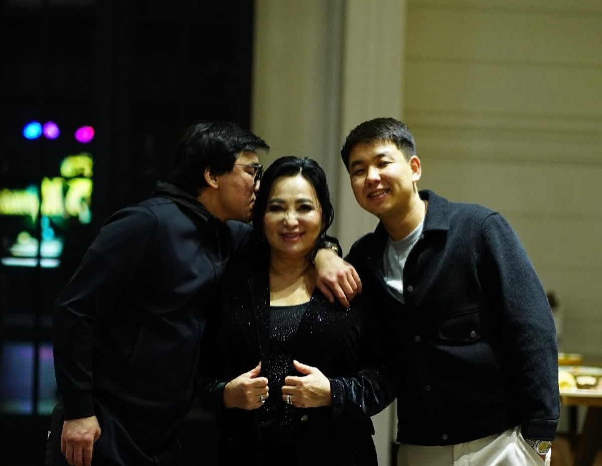 Мать Кайрата Нуртаса поздравила свою невестку (ВИДЕО)